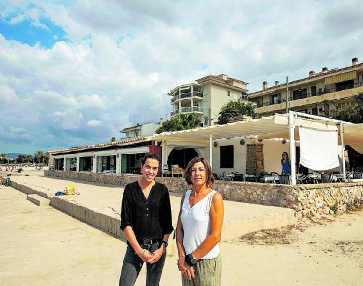 Laura Aguiló y Magdalena Bonet, la semana pasada, frente al Bungalow.