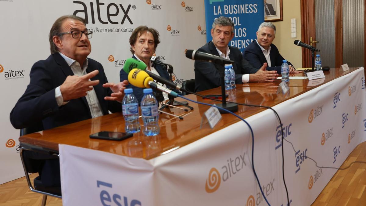 El presidente de Aitex y junto al director de ESIC en la Comunidad, durante la rueda de prensa.