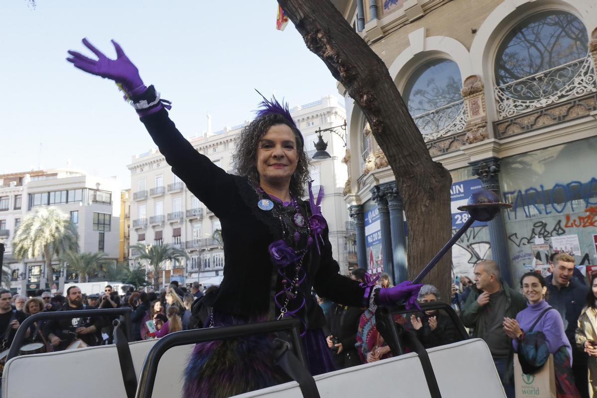 Ángela Escribano, acusada de transfobia, saluda al público durante la Cabalgata.