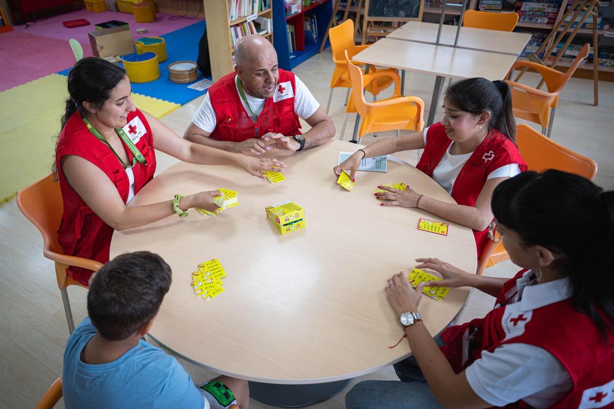 Los voluntarios juegando junto a Axel