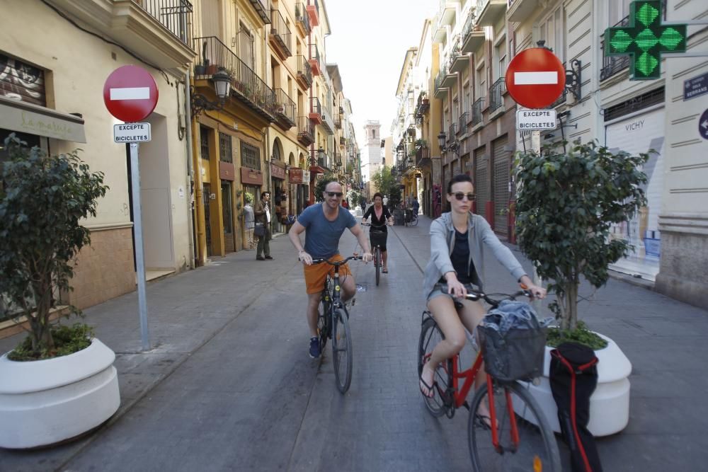 Bicis y peatones toman la calle Serranos.