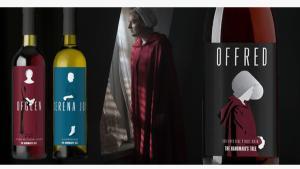Imagen de las botellas de vino de la serie ’El cuento de la criada’ que han sido retiradas.  