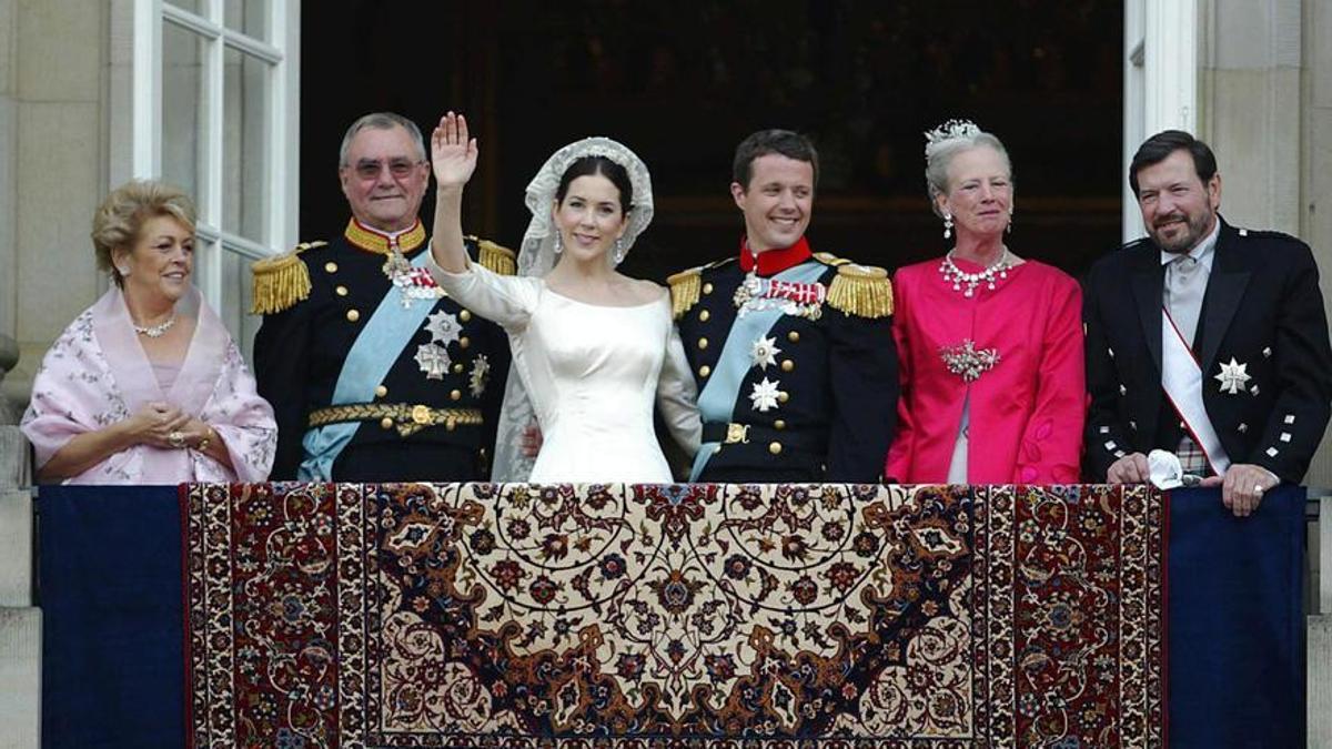 La familia real danesa en el balcón saludando a los simpatizantes en Copenhague el 14 de mayo de 2004, día del matrimonio entre el príncipe heredero Federico y Mary Donaldson.