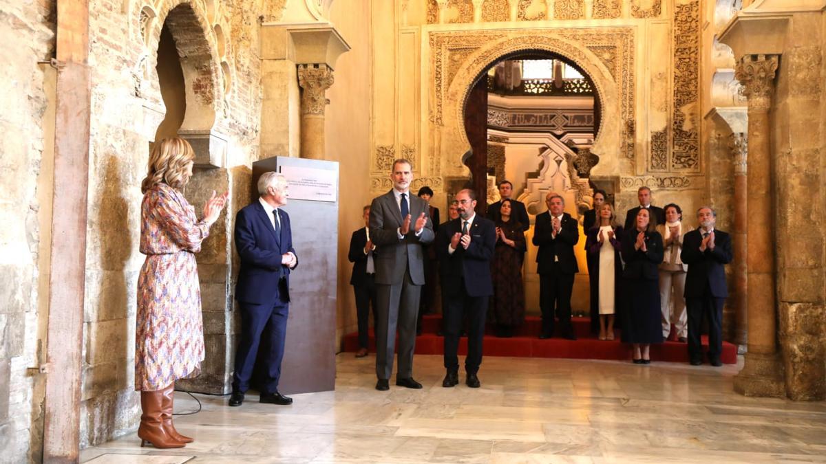 Alegría, Sada, Felipe Vi y Lambán, en una de las albercas del Patio de Santa Isabel.