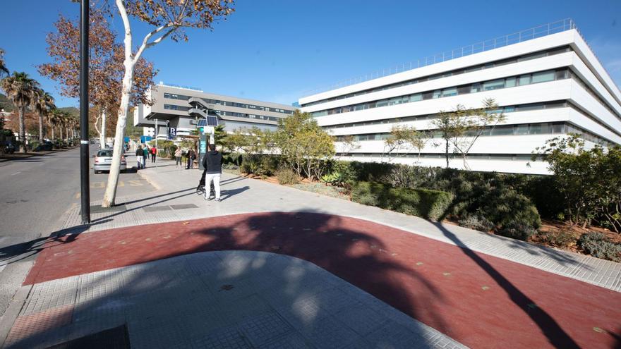 Nuevo tramo de carril bici frente al Hospital de Can Misses. | VICENT MARÍ