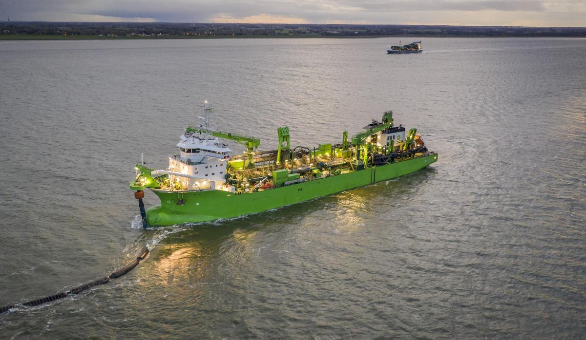 La draga que sacará la arena de Cullera y la traerá hasta Sagunt.