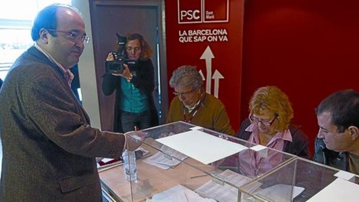 Arriba, Miquel Iceta vota en la agrupación de Sant Martí; abajo, Carles Martí, en la de Sarrià-Sant Gervasi, ayer.