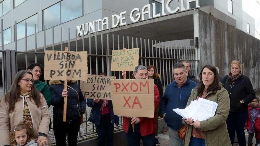 Algunos de los vecinos de Vilaboa que acudieron ayer a la delegación territorial de la Xunta a presentar un escrito. // Rafa Vázquez