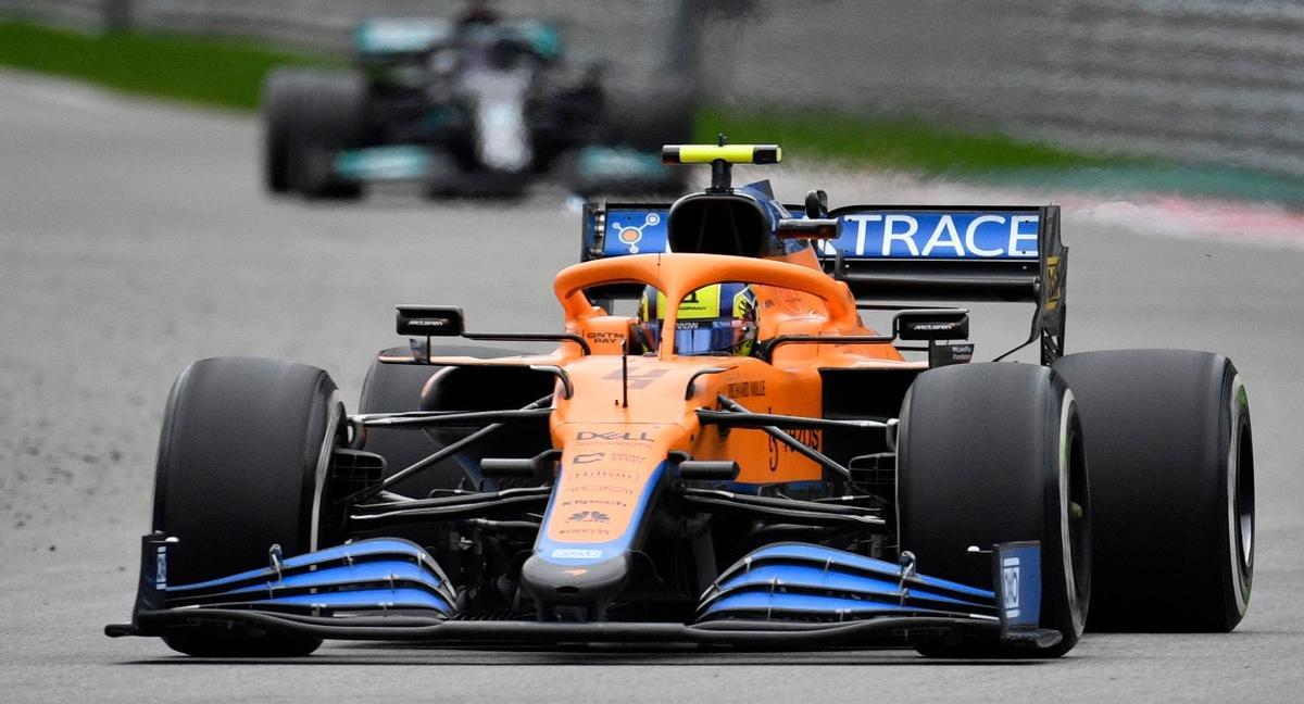 Lando Norris liderando el GP de Rusia, con Hamilton al acecho