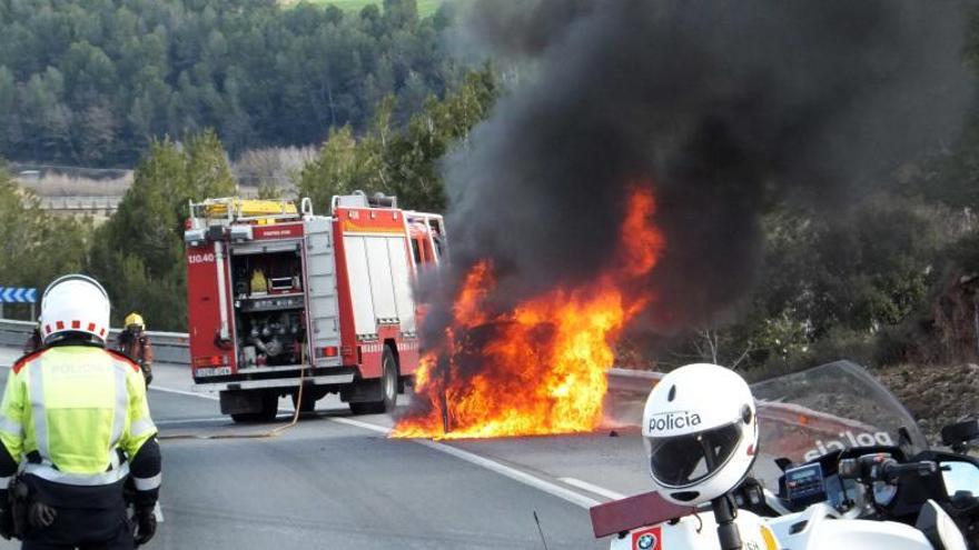 El cotxe en flames, aquest diumenge al matí