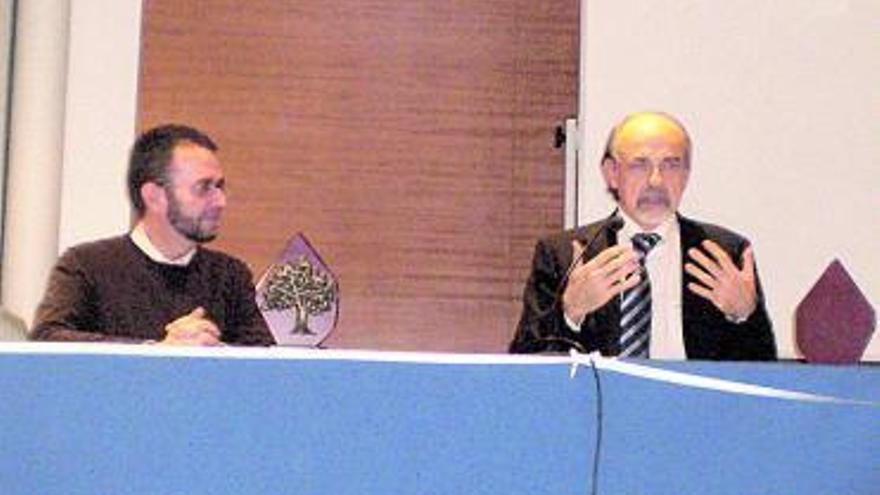 Ángel J. Lacave, a la derecha, y Santiago Camporro, secretario de la FAVO.