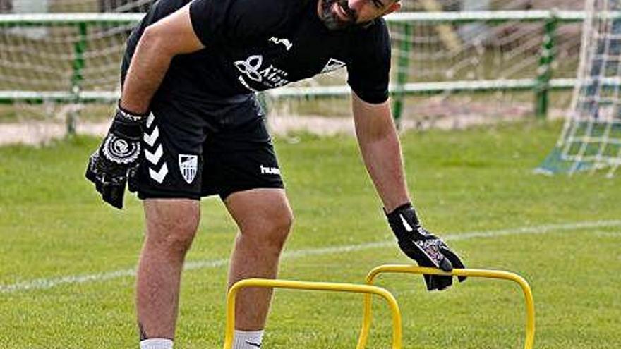 Juan Antonio Sánchez del Estal, preparador de porteros de la Gimnástica Segoviana, en acción.