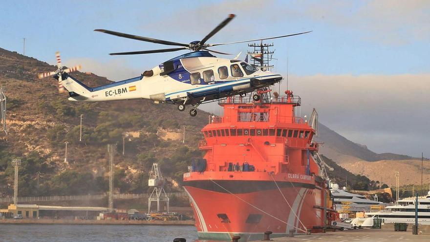 El helicóptero sale de la Terminal de Cruceros para guiar a los profesionales hasta la estructura.