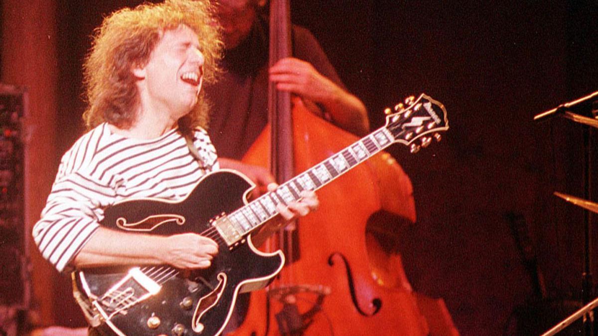 Metheny, en su concierto de Vigo el 18 de mayo de 1998. Tras él, el bajista Steve Rodby.