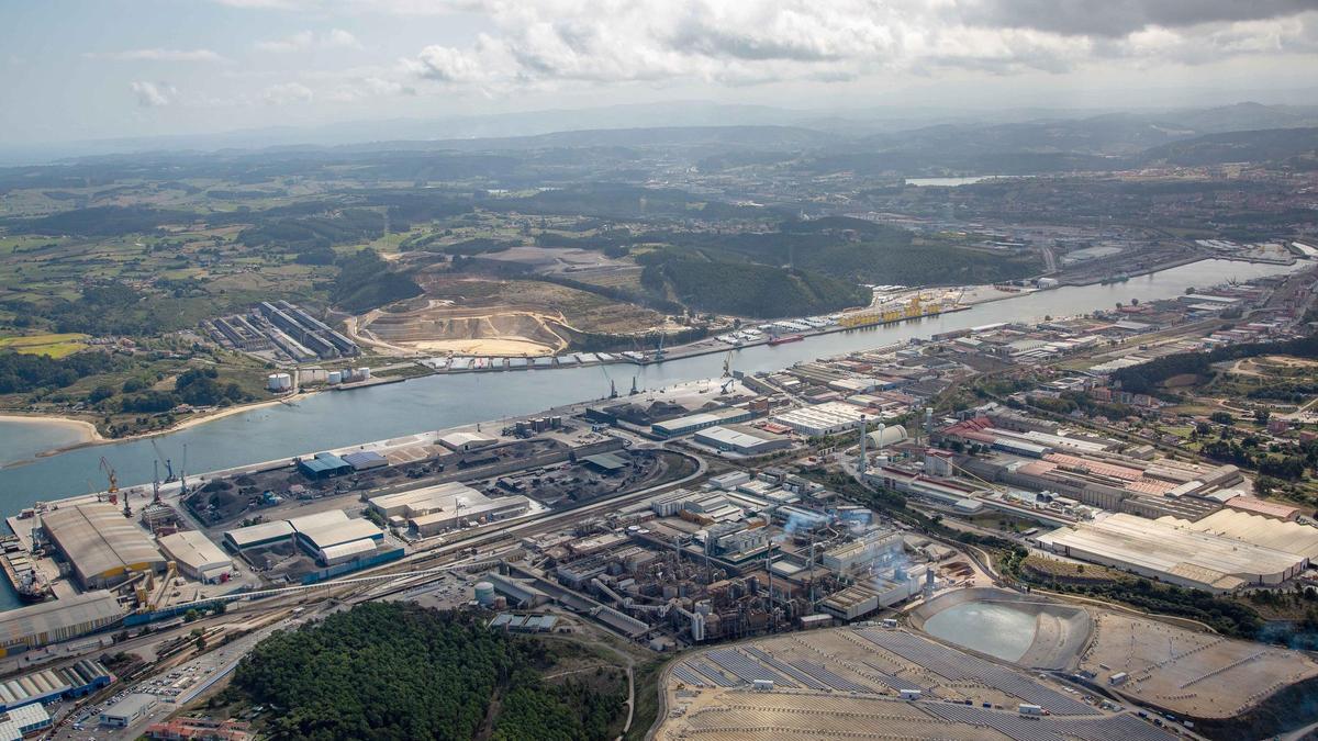 Vista aérea de la ría y los dominios portuarios.