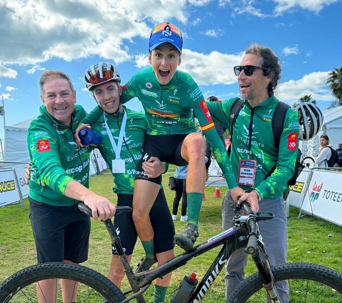 Celebración del equipo extremeño, con la protagonista en el centro.