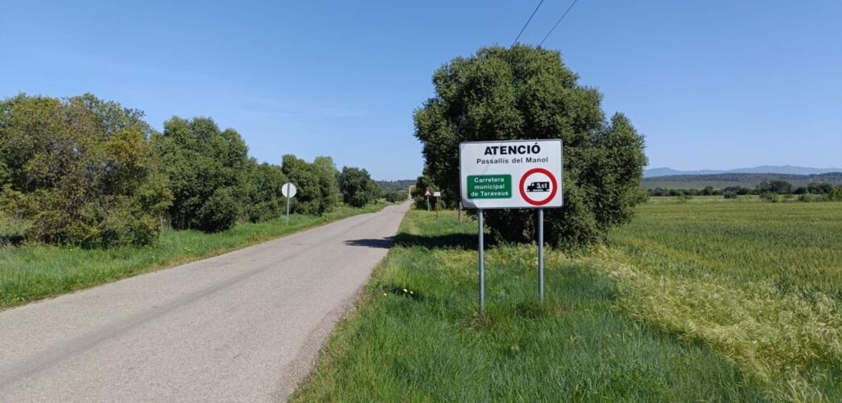 Un dels cartells a la carretera on es prohibeix el pas a vehicles de més de 3,5 tones.