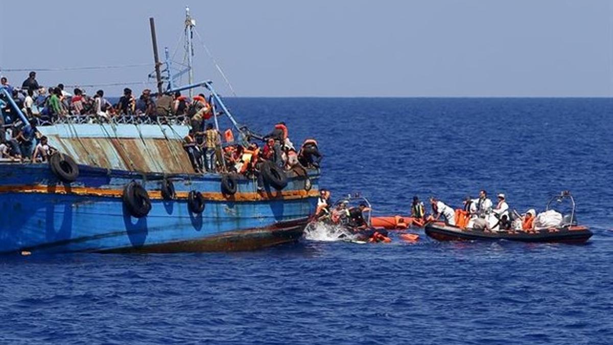 Rescate de una embarcación de inmigrantes que partió de Líbia.