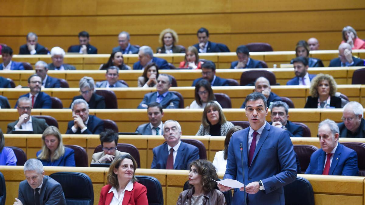 El presidente del Gobierno, Pedro Sánchez, durante una sesión de control al Gobierno, en el Senado, a 12 de marzo de 2024, en Madrid (España). El presidente del Gobierno comparece por primera vez esta legislatura en la sesión de control del Senado donde el Ejecutivo se enfrenta a las preguntas de la oposición sobre el ‘caso Koldo’, objeto de sendas comisiones de investigación que previsiblemente aprueben hoy la Cámara Alta y el Parlament balear. El caso se aborda hoy como protagonista en los plenos del Senado, del Congreso y del Parlament balear a través de la constitución de dos comisiones de investigación, preguntas parlamentarias y una moción. 12 MARZO 2024;SENADO;KOLDO;PRESIDENTE;SENADORES;PARTIDOS POLÍTICOS;MINISTROS;POLÍTICA; Gustavo Valiente / Europa Press 12/03/2024. PEDRO SÁNCHEZ;Gustavo Valiente