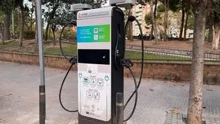 Cornellà estrena una nueva electrolinera en la plaza Catalunya