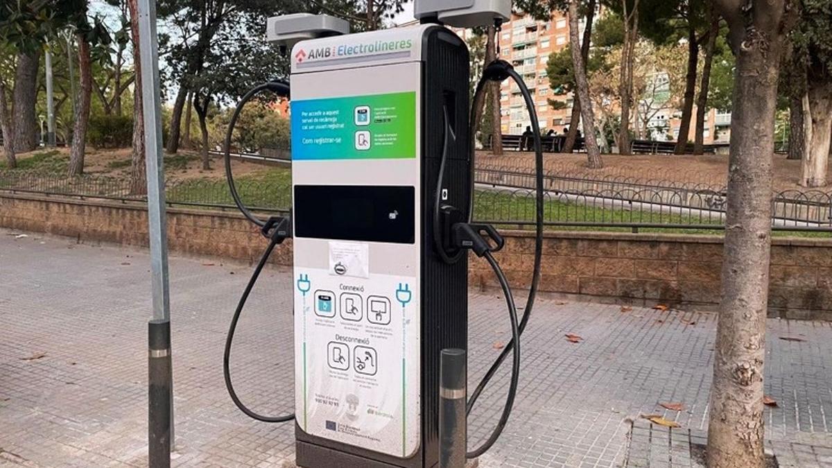 Una electrolinera, instalada en la plaza Catalunya de Cornellà.