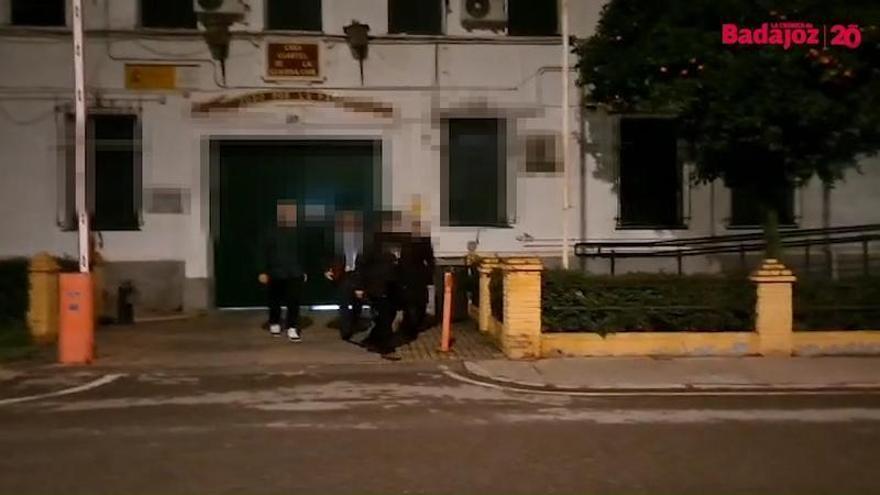 Vídeo | Los dos hermanos investigados por el caso Francisca Cadenas saliendo del cuartel de Zafra tras declarar ante la UCO