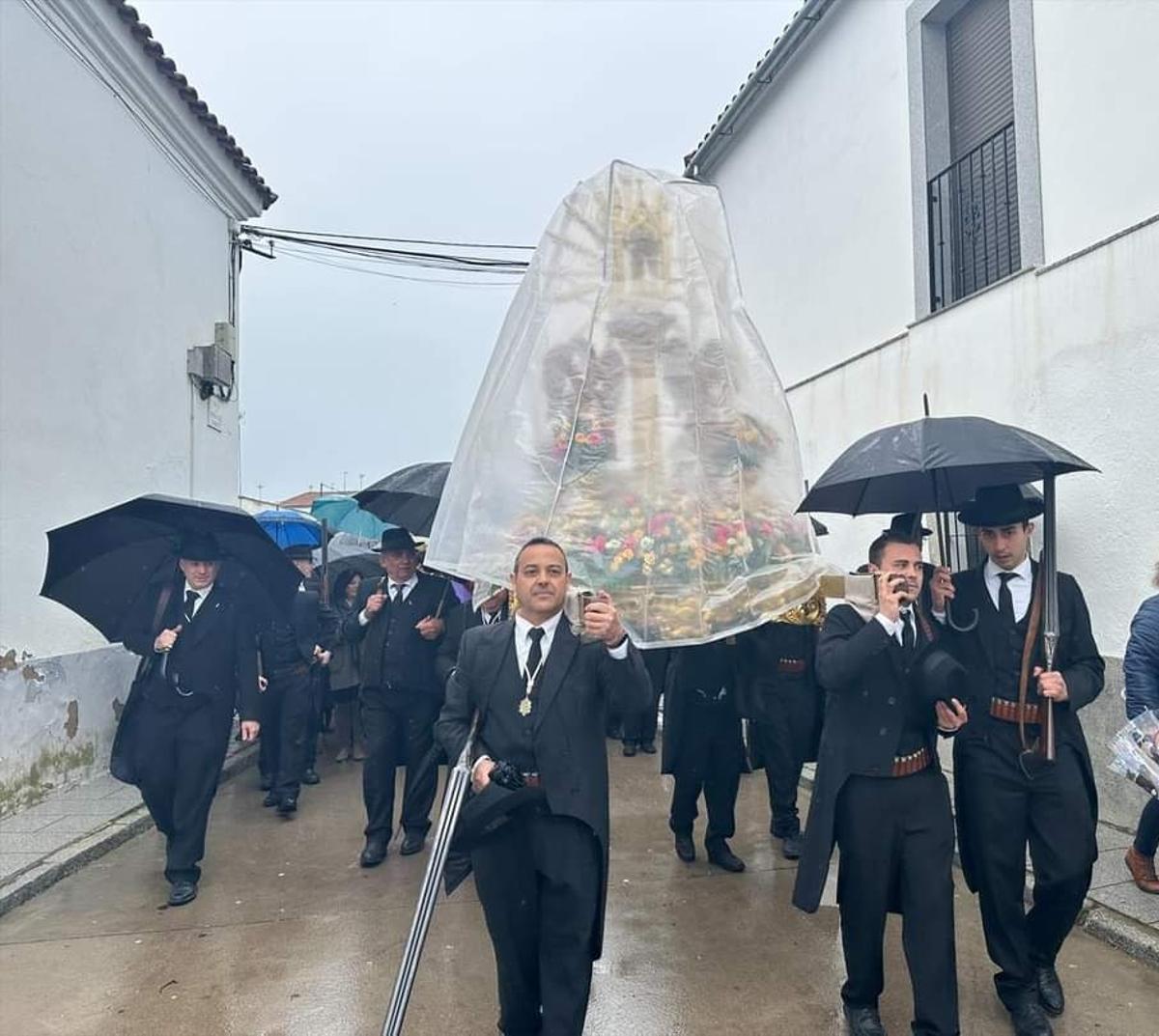 La Virgen de Guía, protegida por una capota.