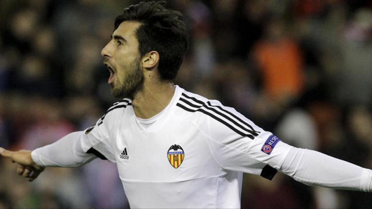 André Gomes celebra un gol con el Valencia