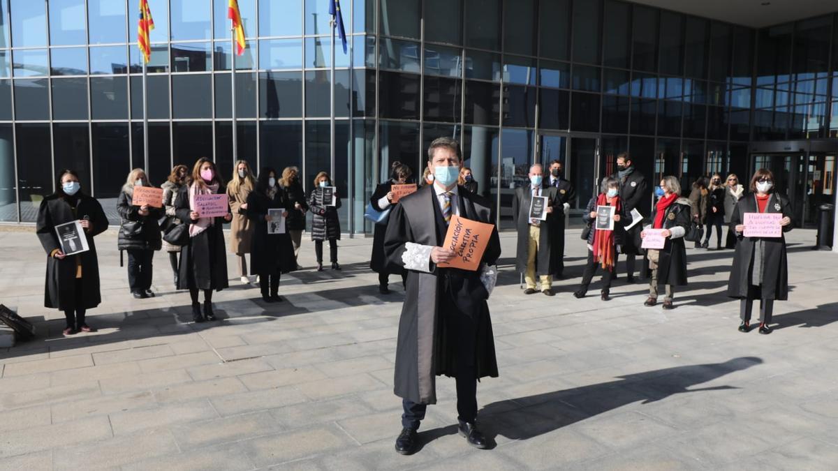 Una pequeña representación, para cumplir la normativa civid, de secretarios judiciales se concentraron ayer en las puertas de la Ciudad de Justicia.