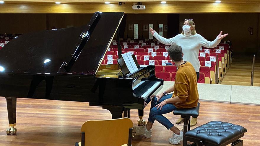 Un momento de la clase, en el Auditorio Municipal de Valga.