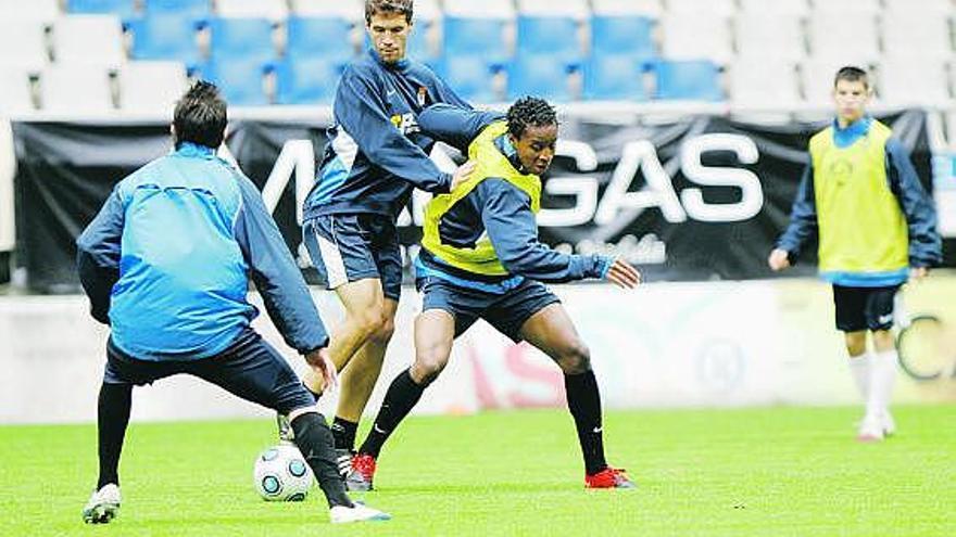 Barral, disputando el balón con Mamadou ayer en el Tartiere, con Rubén García de espaldas y Jandrín al fondo.