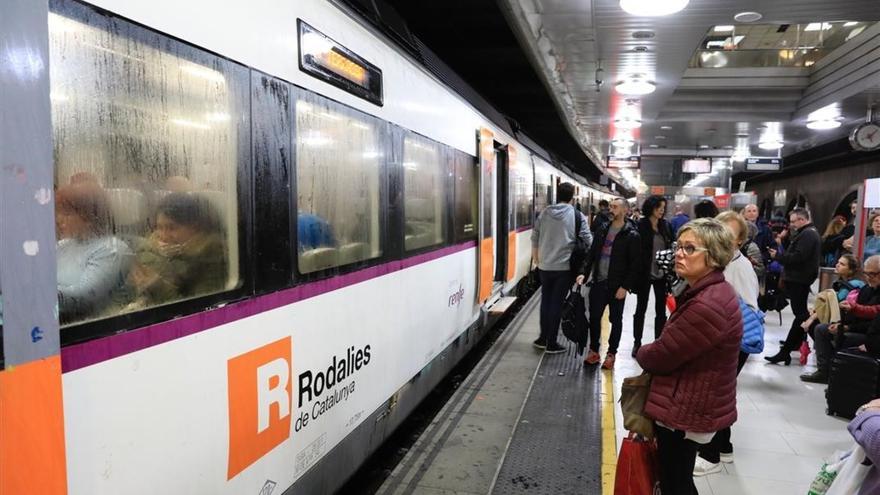 Un fals avís de bomba en un tren de l&#039;R4 paralitza la circulació a l’estació de plaça Catalunya de Barcelona