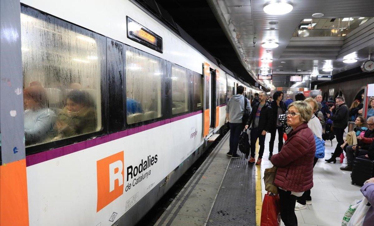 Un tren de Rodalies, en la estación de plaza Catalunya