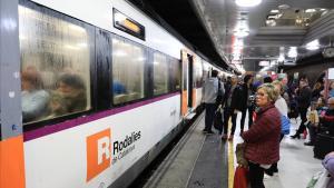 Un tren de Rodalies, en la estación de plaza Catalunya