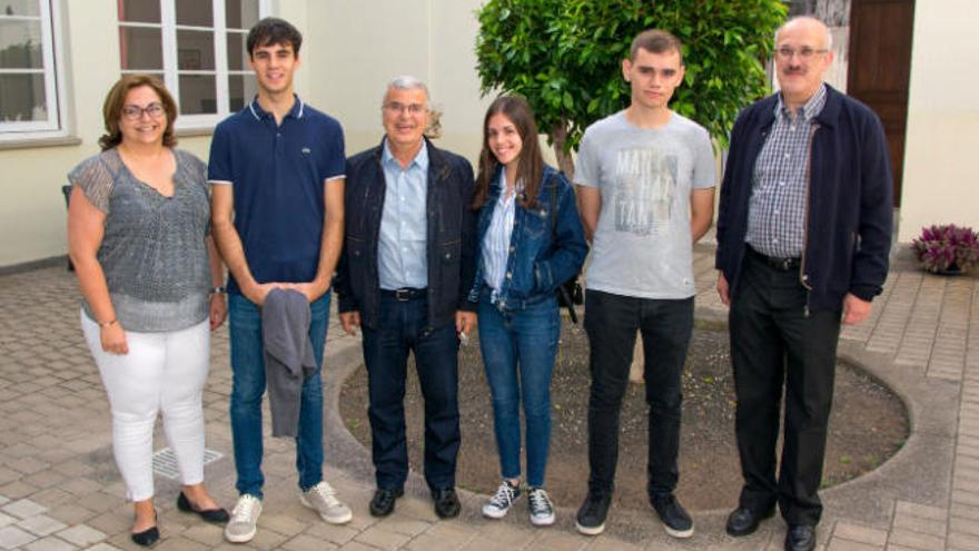 Antonio Ramos Gordillo con los alumnos finalistas de las Olimpiadas y profesores.