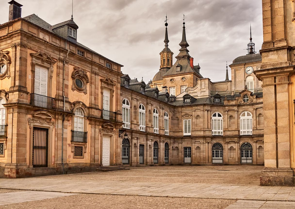 La Sala de Mármoles y el Museo de Tapices son algunos de los sitios a visitar en este Real Sitio