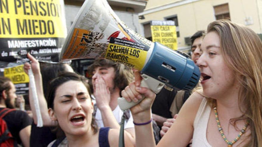 Miles de jóvenes salen a la calle contra la precariedad y el paro.