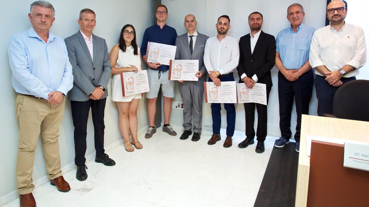 Los representantes de la UA y del Colegio Notarial, junto a los alumnos premiados.