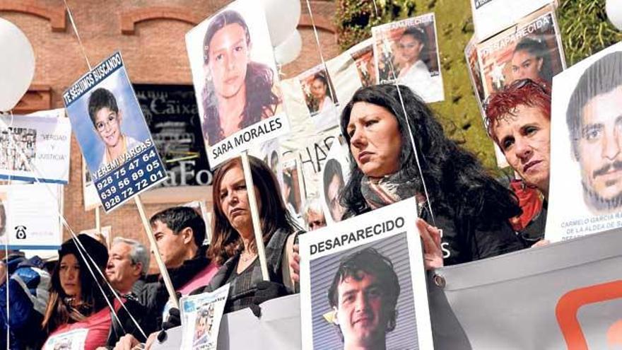 Familiares de personas desaparecidas, ayer durante la concentración en Madrid.