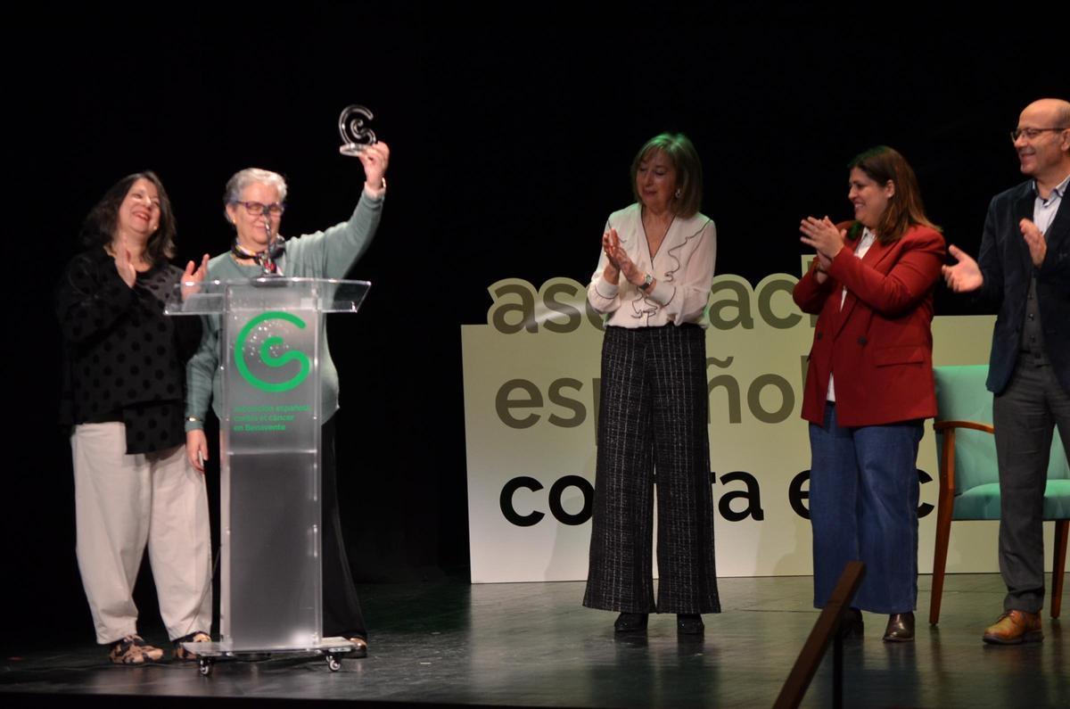 Una de las voluntarias agradeciendo el reconocimiento a la AECC.