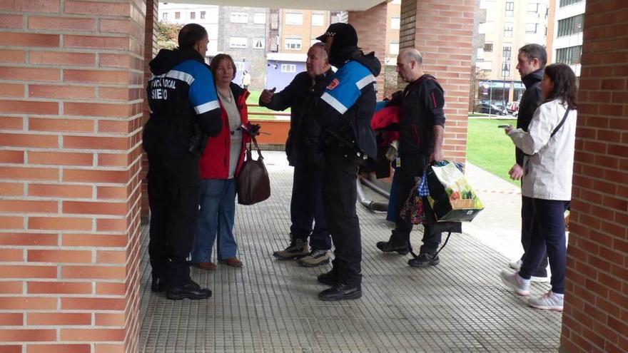 La Policía atiende a la familia del piso incendiado, que pudo sacar algunas pertenencias el domingo.