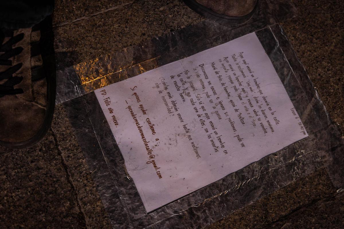 Barcelona 07/01/2026 Sociedad. Una persona sin hogar muere en Barcelona en plena ola de frío. Plaça Poeta Boscà,barrio de ka Barceloneta. - el texto anónimo que aparecía hoy en el lugar donde falleció Eusebio. AUTOR. JORDI OTIX