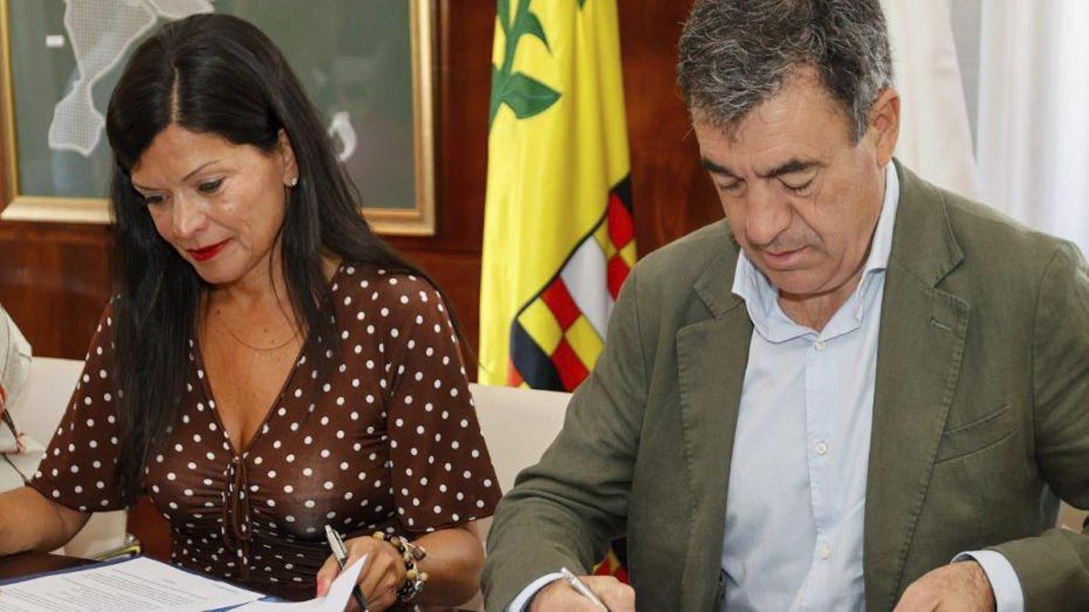 Nidia Arévalo y Román Rodríguez firman el convenio, ayer.