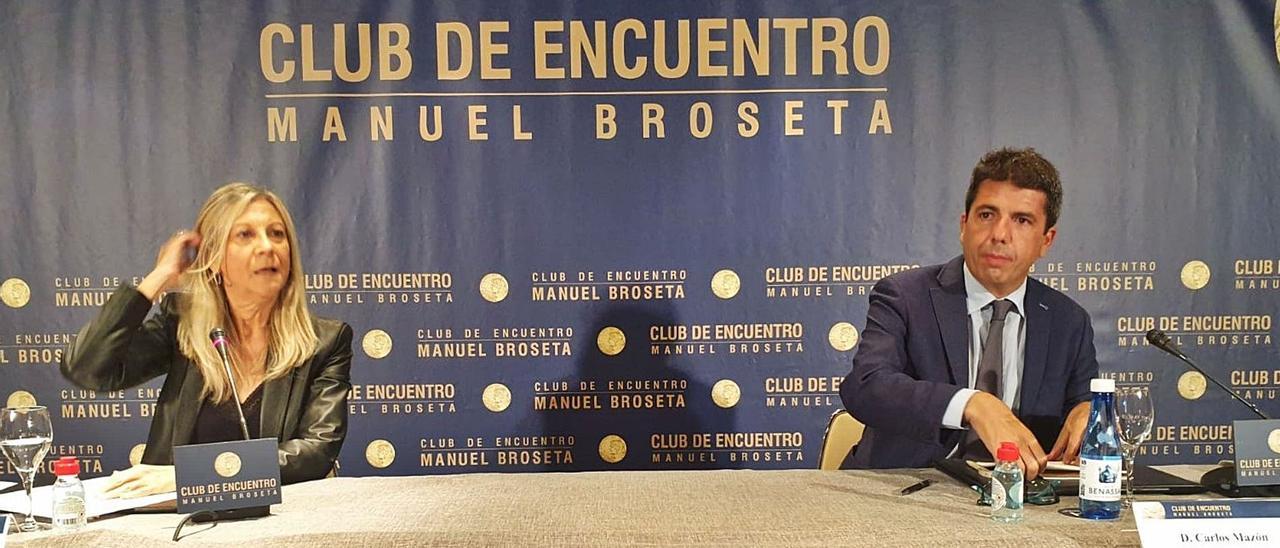 La presidenta del Club de Encuentro, Amparo Matíes, y el líder popular, Carlos Mazón. | B. ALIÑO / EFE