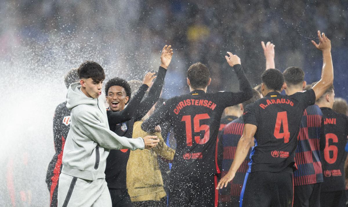 Cornellà El Prat. 15.05.2025. Deportes.   Los jugadores azulgrana celebrando el título de liga al finalizar  el partido de liga entre el RCD Espanyol y el FC Barcelona en el RCD Estadium. Fotografía de Jordi Cotrina