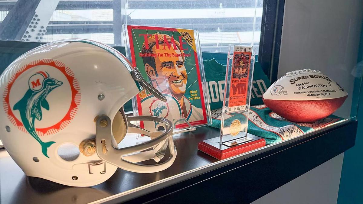 Objetos de los Miami Dolphins que se muestran en el Tour Bernabéu estos días, previos al encuentro pionero de la NFL.