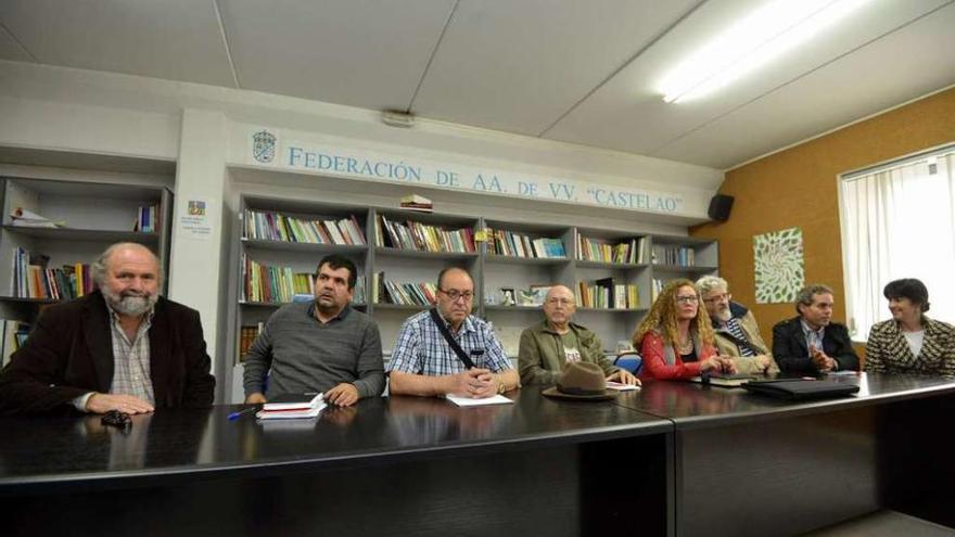 Representantes de los distintos colectivos que integran SOS Sanidade, ayer en la sede de Castelao. // G.S