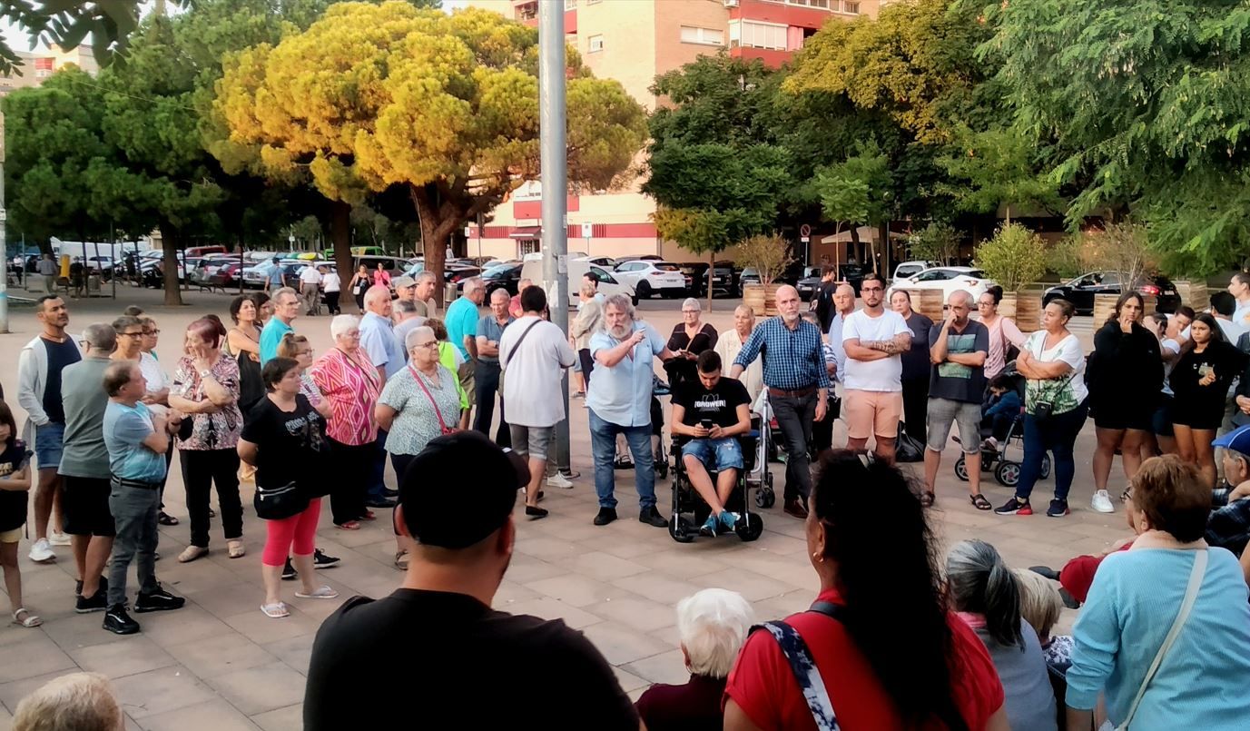 Vecinos del barrio del Gornal de L'Hospitalet se concentran para reclamar más seguridad y presencia policial en la zona.