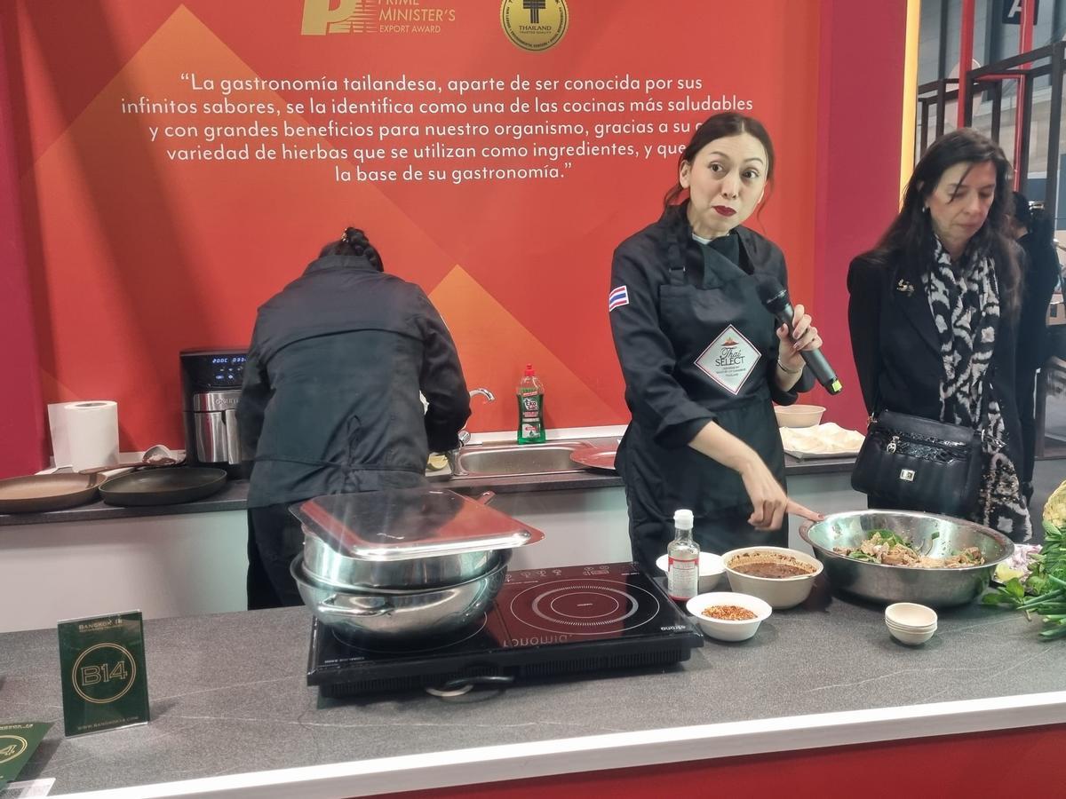 Vatinee "Oommy" Loaharatana, durante la demostración gastronómica