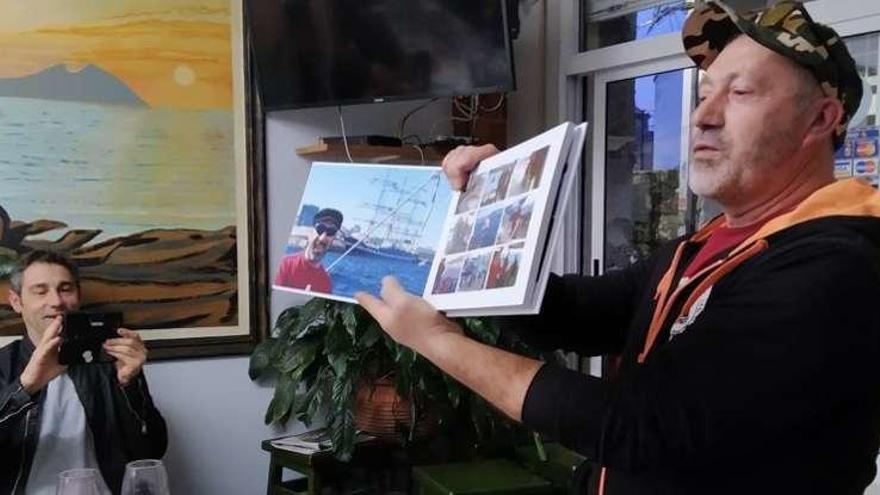 José Manuel Triñanes muestra el álbum con sus fotos que le regalaron. // Muñiz
